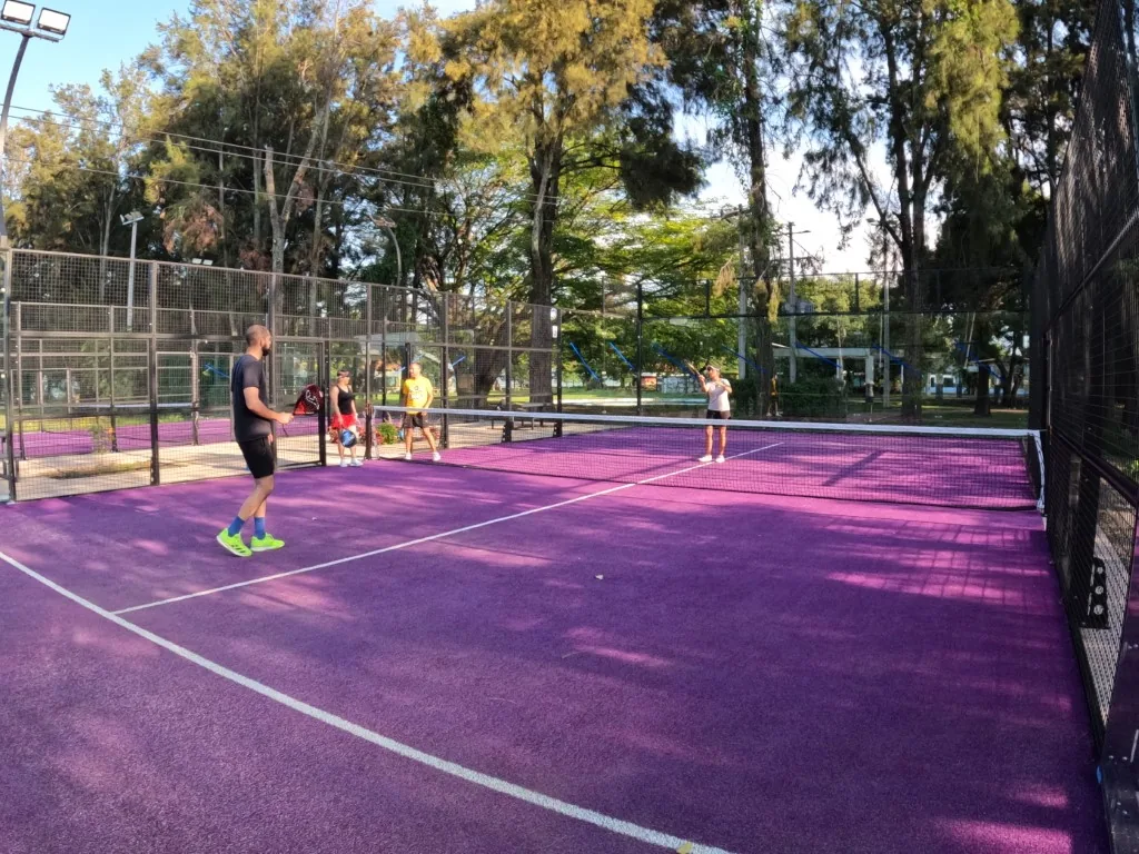 Jugador de pádel durante un partido