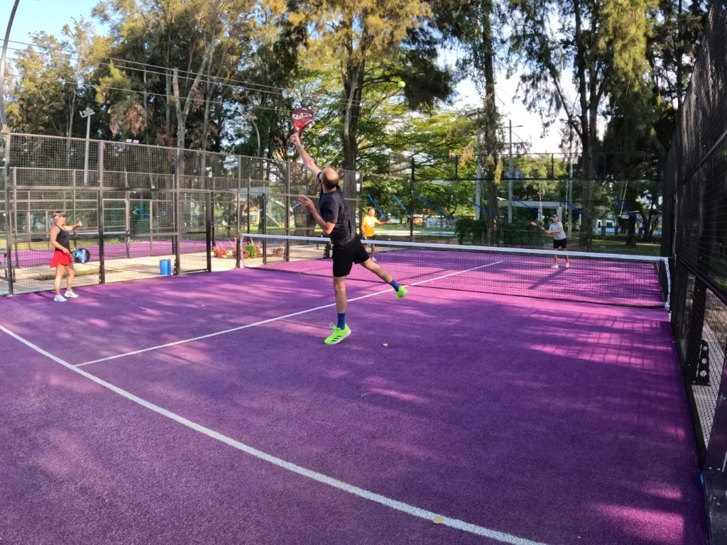 Jugador de pádel en acción sobre la cancha lila de La Cristianía