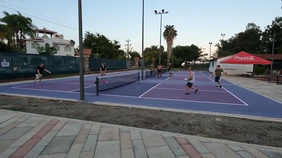 Jugadores de pickleball en las canchas de La Cristianía, Chapala