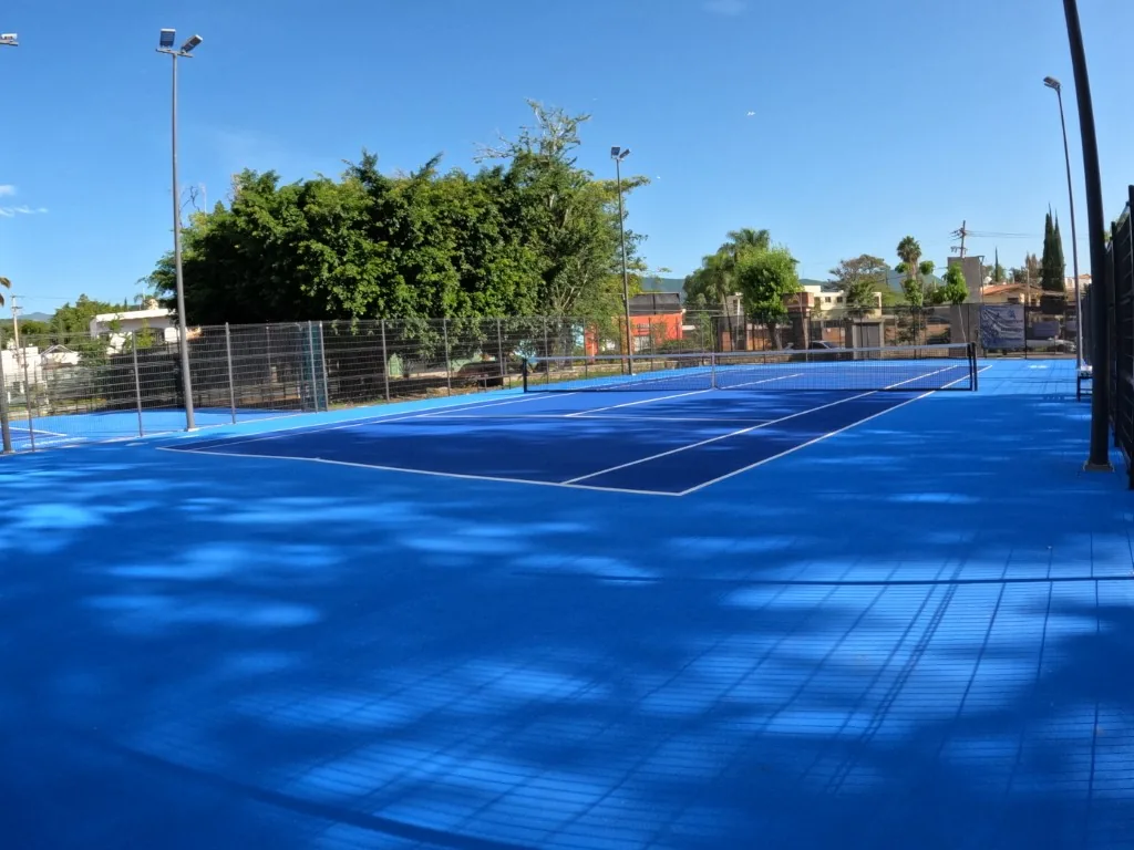 Cancha azul de tenis en La Cristianía, Chapala