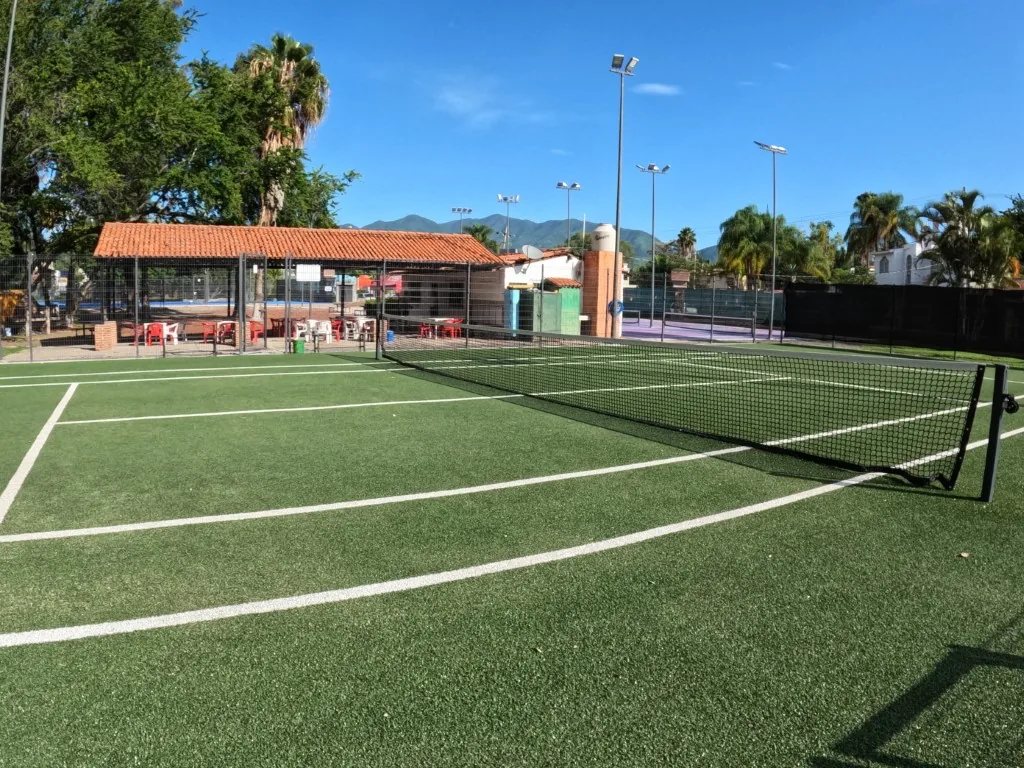 Cancha verde junto a la palapa de La Cristianía