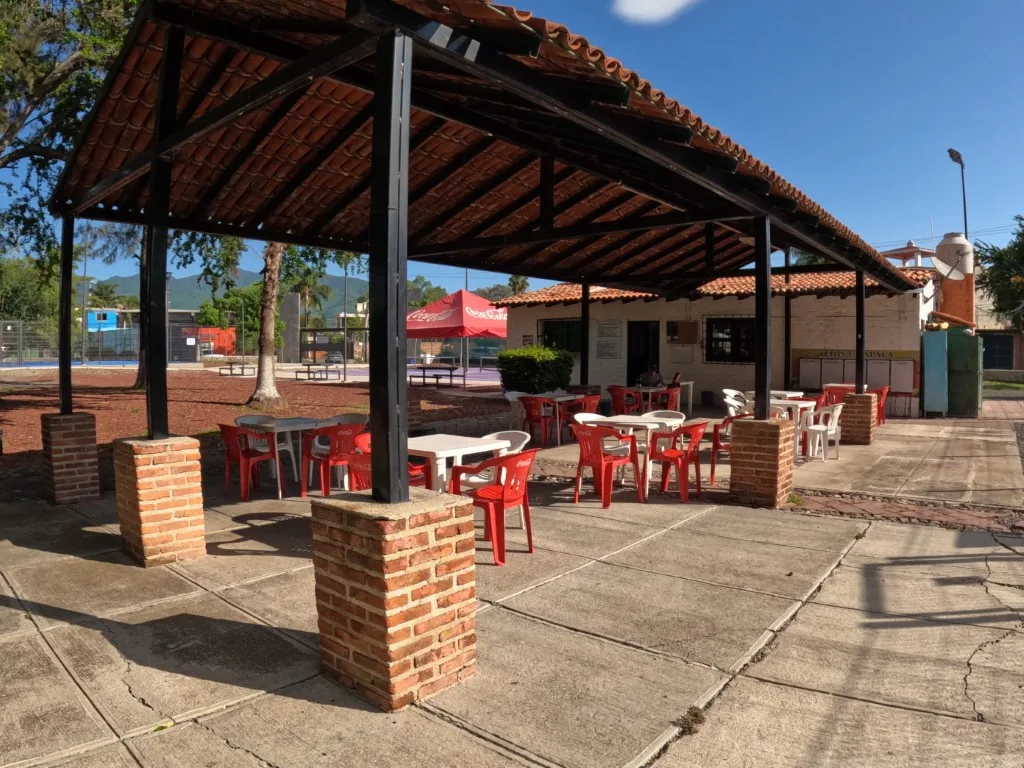 Terraza y zona de descanso junto a las canchas