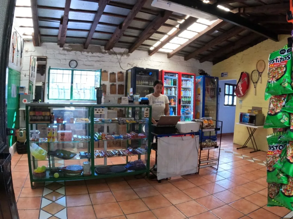 Tienda de bebidas, botanas y artículos deportivos